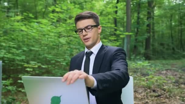 Młody Biznesmen Zadowolony Relaksujące Pracowity Piękny Zielony Park — Wideo stockowe