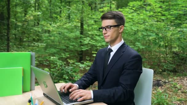 Geschäftsmann Atmet Frische Luft Umweltfreundlichen Büro Sitzt Schreibtisch Park — Stockvideo