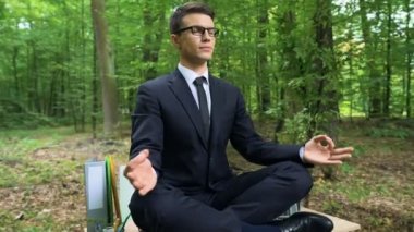 Açık havada, Lotus pozisyonu stres iş yerinde meditasyon rahat iş adamı