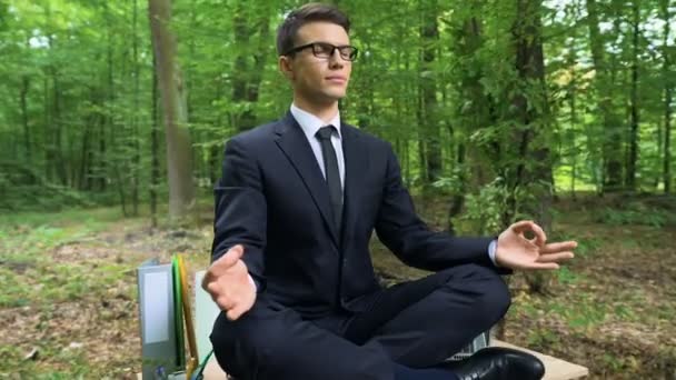 Hombre Negocios Relajado Meditando Posición Loto Aire Libre Alivio Del — Vídeos de Stock
