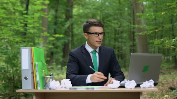 Kreativer Jungunternehmer Schreibt Gute Ideen Schreibtisch Grünen Wald Auf — Stockvideo