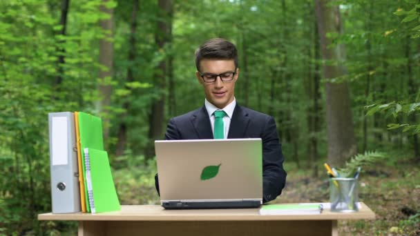 Beschäftigter Mann Sitzt Schreibtisch Und Arbeitet Energieeffizientem Laptop Grünen Park — Stockvideo