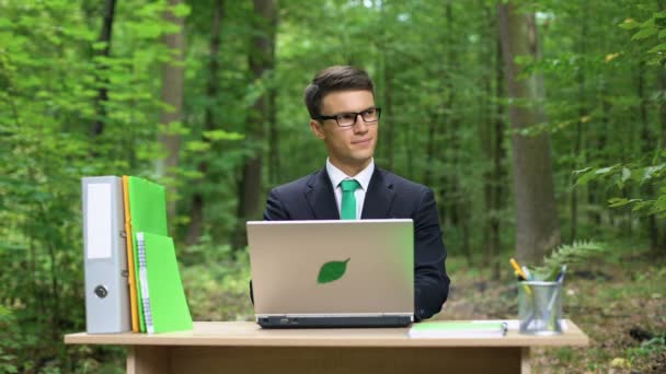 Geschäftsmann Arbeitet Laptop Park Und Schafft Durchbruch Naturschutz — Stockvideo