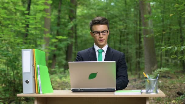 Geschäftsmann Atmet Frische Luft Umweltfreundlichen Büro Arbeitet Laptop — Stockvideo