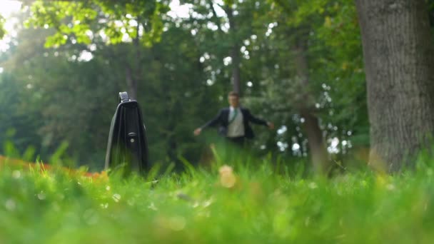 Homme Affaires Excité Courir Dans Parc Ensoleillé Célébrer Promotion Bonnes — Video