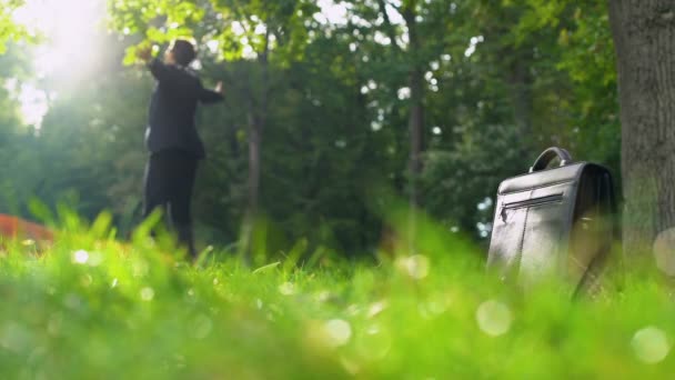 Joven Hombre Negocios Feliz Disfrutando Vida Inspirado Naturaleza Hermoso Bosque — Vídeos de Stock