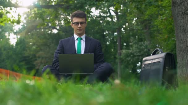 Empresario Trabajando Parque Descansando Lanzando Manos Cielo Relajación — Vídeos de Stock