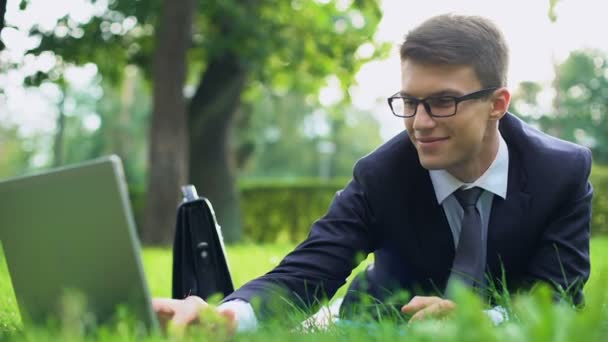 Giovane Manager Successo Sdraiato Erba Verde Sorridente Chattare Sul Computer — Video Stock