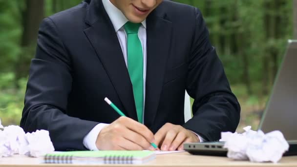 Hombre Feliz Traje Desarrollando Nueva Idea Fuentes Energía Alternativa Gran — Vídeo de stock