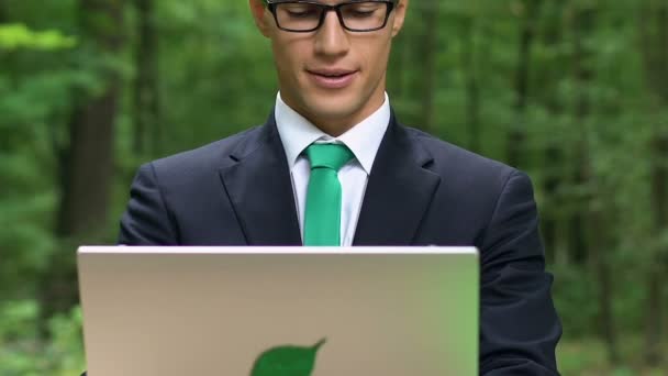 Homem Pensativo Trabalhando Com Laptop Desenvolvendo Startup Uso Eficaz Energia — Vídeo de Stock