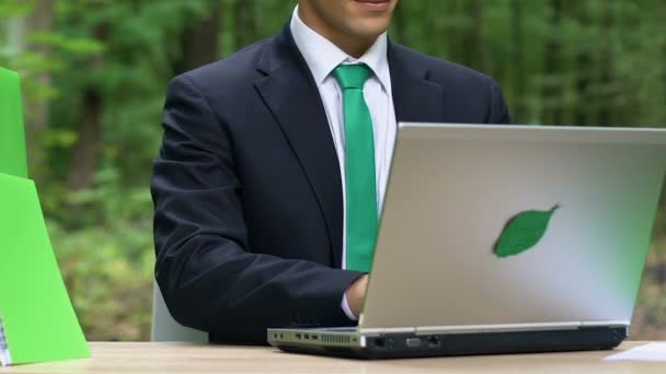 Joven Empresario Terminando Proyecto Sintiéndose Satisfecho Tecnologías Ahorro Energía — Vídeo de stock