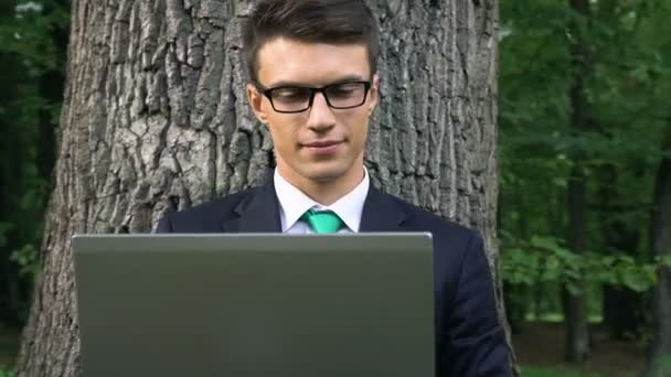 Νεαρός Επιχειρηματίας Που Εργάζεται Στο Πάρκο Φρέσκο Αέρα Ανεξάρτητος Απασχόλησης — Αρχείο Βίντεο