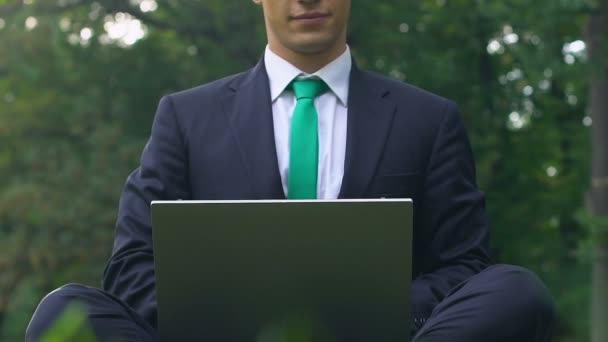 Pracownik Biurowy Siedząc Trawie Parku Laptopa Głębokie Oddychanie Rozciąganie — Wideo stockowe