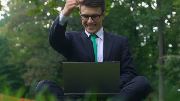 Jovem Empresário Bem Sucedido Trabalhando Fora Sentado Grama Trabalho Eficaz — Vídeo de Stock