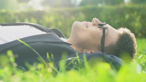 Homme Tenue Formelle Couché Sur Herbe Profitant Lumière Soleil Abstraite — Video