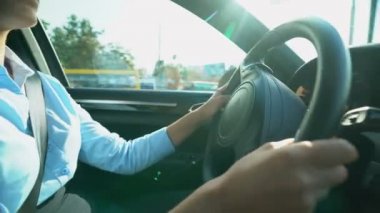 Businesslady dönüm direksiyon simidi, ofis, şehirde dikkatli sürücü sürüş