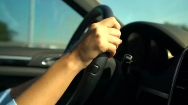 Siyah direksiyon simidi, kararsızca arabayı kız holding gençler eller