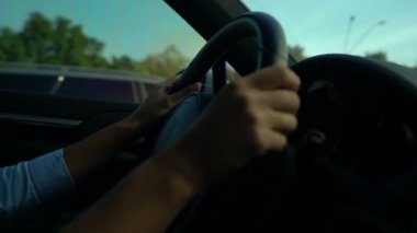 Direksiyon tutan eller, kadın trafik sıkışıklığı yüzünden gergin hissediyor