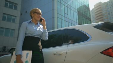 Mutlu iş kadını telefonla konuşuyor, muhasebeci yatırımcı iyi haber sevinir