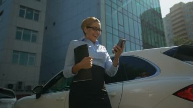Businesslady yatırım ile mutlu başarılı dilimini telefon mesajı okur