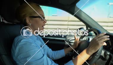 Neşeli Bayan sürüş ve olumlu gün zevk gözlüklerimi çıkardım alarak şarkı,