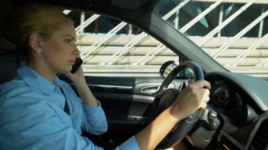 Kadın telefonu ve sürüş araba, iş, sorunları olan üzgün bir işten çıkarma söz
