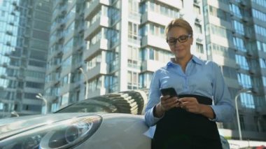 Cep telefonu, kişisel yaşam ve iş başarı mesajı kontrol işkadını