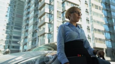 Araba, yaklaşan anlaşma nedeniyle gergin yakınındaki istemci bekleyen iş kadını