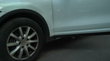 Businesslady arabadan alır, telefon ve belgeler, nefret dolu çalışma ve pms düşer