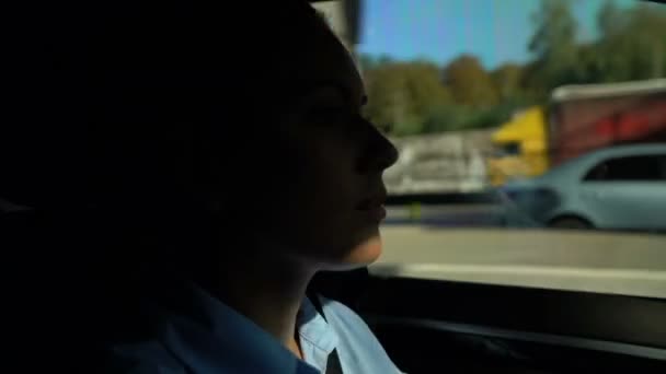 Femme Confiante Conduisant Véhicule Conducteur Attentif Sécurité Sur Les Routes — Video