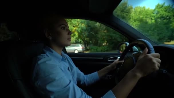 駐車場 道路のルールを維持する親切なドライバーを探して悩む女性 — ストック動画