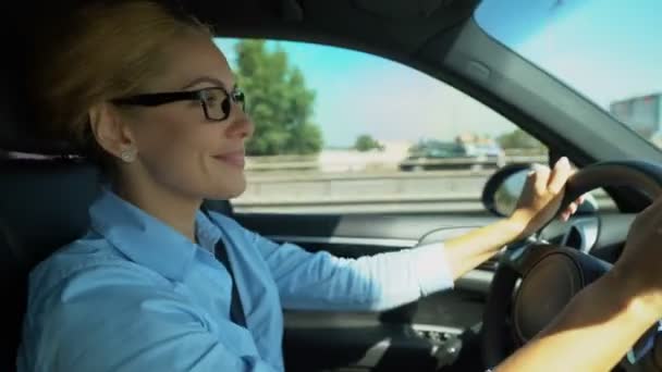 Mujer Alegre Conduciendo Cantando Llena Energía Para Día Desafiante — Vídeos de Stock