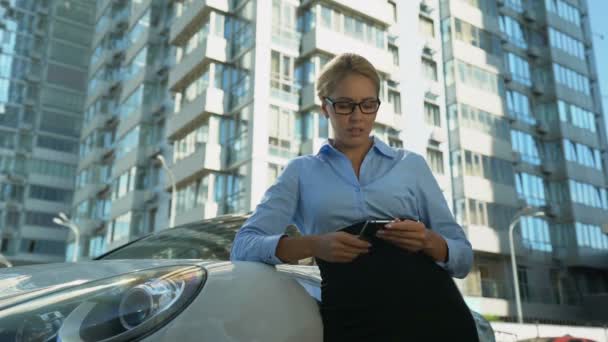 Frau Weint Der Nähe Von Auto Finanzielle Schwierigkeiten Unfähigkeit Autokredit — Stockvideo