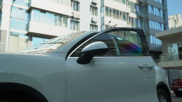 Elegante Mujer Negocios Sale Del Coche Lujo Carrera Exitosa Riqueza — Vídeo de stock