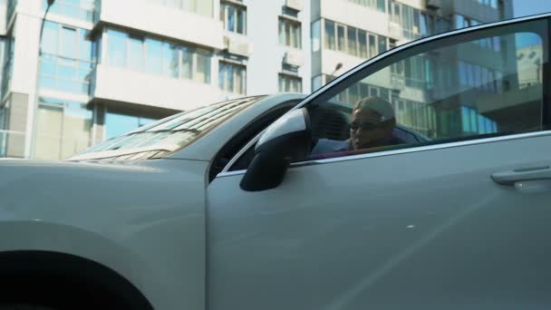 Ocupada Dama Saliendo Apresuradamente Del Coche Sosteniendo Documentos Corriendo Oficina — Vídeo de stock