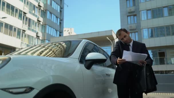 Telefona Yakın Araba Konuşurken Işadamının Şirketin Sorunları Tartışıyor — Stok video