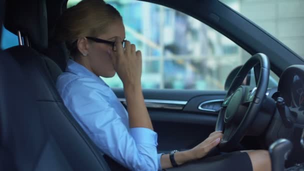 懸命に働く日後 疲れて車の中に座っている不幸な女性の酷使 — ストック動画