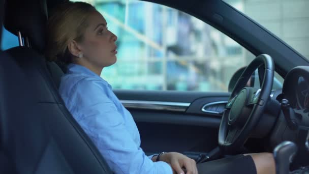 Mulher Perturbada Cansado Após Dia Trabalho Sentado Carro Pensando Sobre — Vídeo de Stock