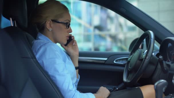 Femme Affaires Gronder Collègue Par Téléphone Conflit Travail Journée Stressante — Video