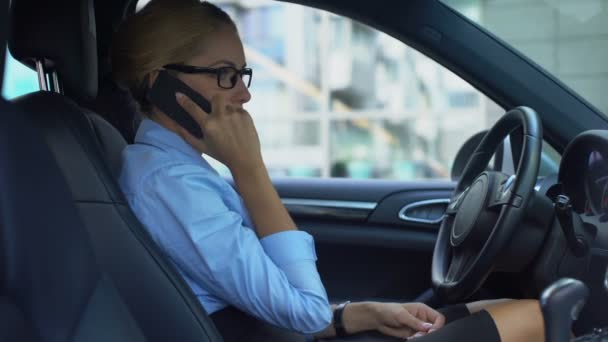 Mujer Histérica Jura Por Teléfono Lanza Dispositivo Fuera Del Coche — Vídeo de stock