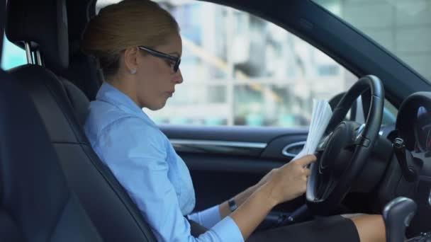 Hysterische Geschäftsfrau Prüft Berichte Wirft Dokumente Aus Dem Auto Humor — Stockvideo