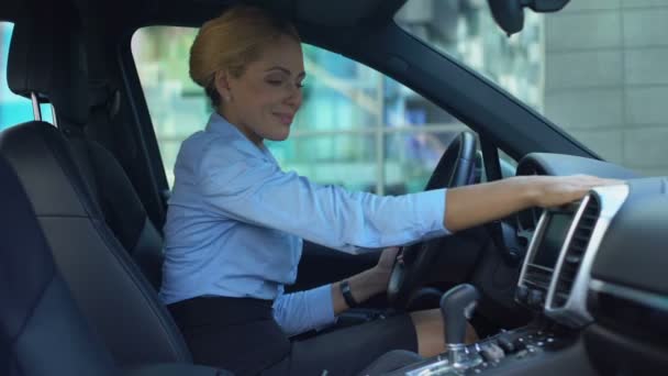 Mujer Exitosa Acariciando Coche Con Amor Compra Automóviles Lujo Comprador — Vídeos de Stock