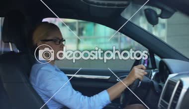 Araba, uykusuzluk, yoğun yaşam tarzı sürüş sırasında kahve içmek işkadını