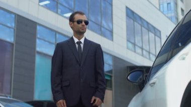 Sürüş kadın ve olumlu gün zevk gözlüklerimi çıkardım alarak şarkı, heyecan