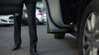 İş kadını lüks arabaya getting şoför açılış kapı kadın için temel görünüm