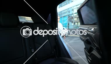 Kadın savcı VIP arabaya, kişisel sürücü Auto, kapanış kapıdan girmek.
