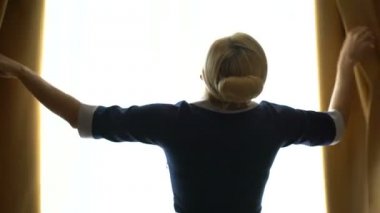 Hafif ve taze hava otel odasına izin karanlık perdeleri açmayı hizmetçi