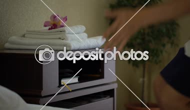 Açgözlü hizmetçi temizlendikten sonra hırsızlık € para otel sakinleri çantasından çaldı