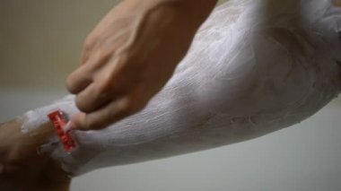 Bacak tıraş ucuz işlevsel olmayan ustura, kötü sonuç, kötü kişisel hijyen