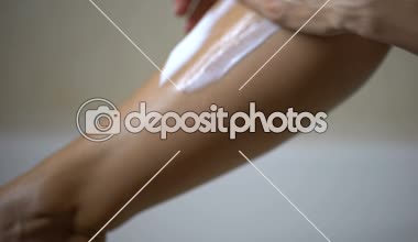 Erkek bacak üzerinde uygulanan nemlendirici vücut losyonu epilasyon sonra hijyen eller.